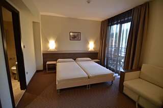 Отель Spa Hotel Kleptuza Велинград Двухместный номер с 1 кроватью или 2 отдельными кроватями и балконом-1