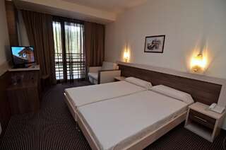 Отель Spa Hotel Kleptuza Велинград Двухместный номер с 1 кроватью или 2 отдельными кроватями и балконом-2