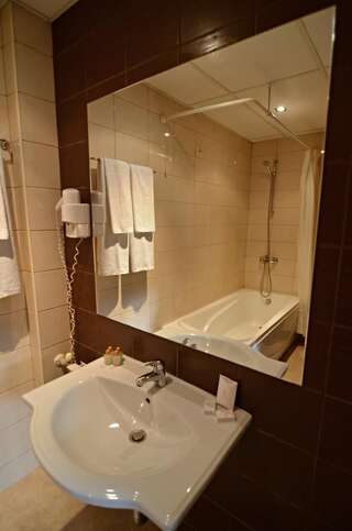 Отель Spa Hotel Kleptuza Велинград Двухместный номер с 1 кроватью или 2 отдельными кроватями и балконом-3