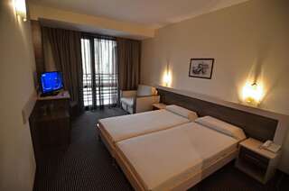 Отель Spa Hotel Kleptuza Велинград Двухместный номер с 1 кроватью или 2 отдельными кроватями и балконом-5