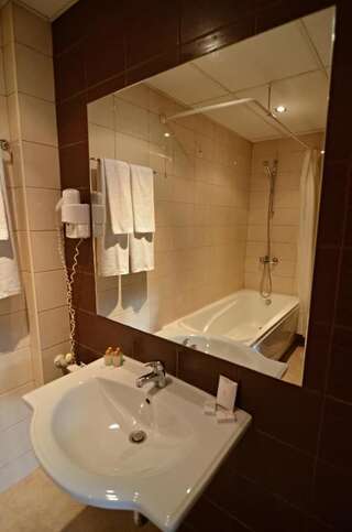 Отель Spa Hotel Kleptuza Велинград Двухместный номер с 1 кроватью или 2 отдельными кроватями и балконом-8