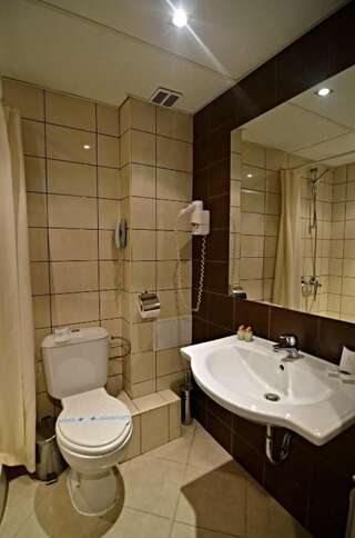 Отель Spa Hotel Kleptuza Велинград Двухместный номер с 1 кроватью или 2 отдельными кроватями и балконом-9